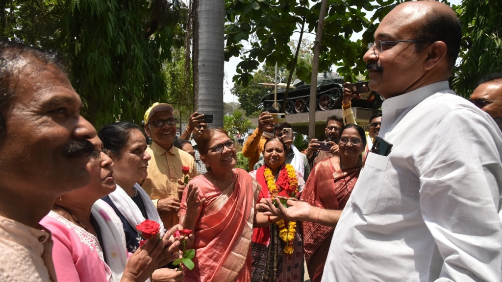 Tourists returning from Kashmir couldn't hold back their tears as they stepped back onto akola Tourists returning from Kashmir couldn't hold back their tears as they stepped back onto akola