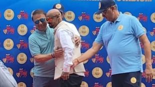 Vinod Kambli and Sunil Gavaskar at Wankhede Stadium discussing support