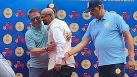 Vinod Kambli and Sunil Gavaskar at Wankhede Stadium discussing support