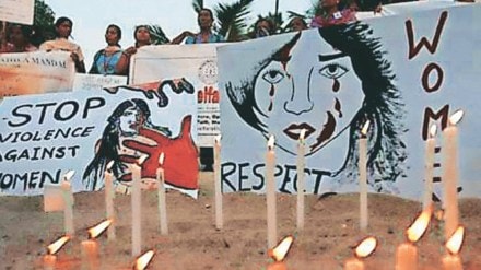 निर्भया बलात्कार प्रकरणाच्या विरोधात स्त्री संघटना आणि सर्वसामान्य जनताही रस्त्यावर उतरली.