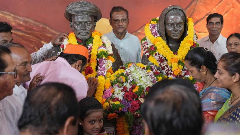 Tributes to Mahatma Phule on his birth anniversary at Phule Wada rom followers