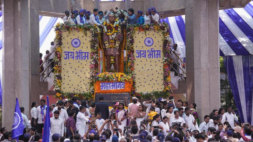 Citizens paying tribute at Ambedkar memorial on the occasion of ‘Ambedkar Jayanti’ on Monday