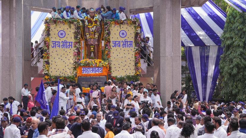 Citizens paying tribute at Ambedkar memorial on the occasion of ‘Ambedkar Jayanti’ on Monday