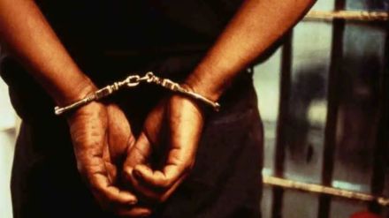 The Kurla Railway Police Red hand arrested accused of stealing a passenger's mobile phone in a running local