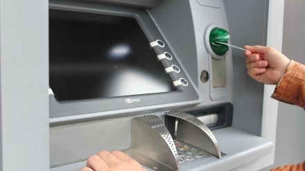 Senior citizen cheated , withdrawing cash, ATM,