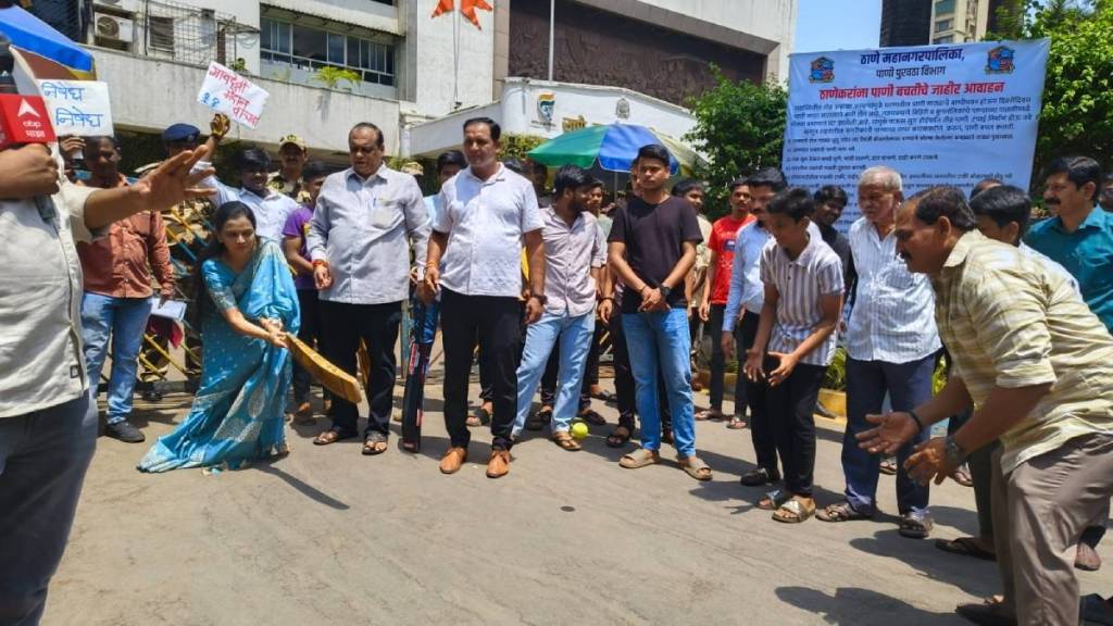BJP unique protest at Thane municipal headquarters protest