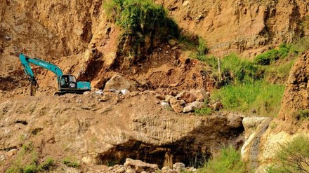 Maharashtra loot of minerals