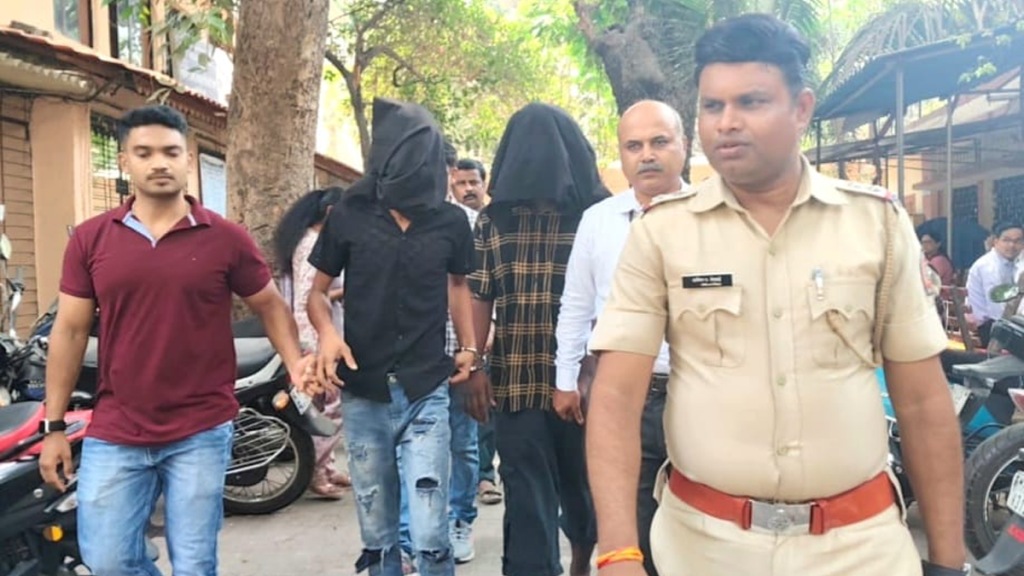 Dombivli, two youths who robbed pedestrians at knifepoint on Tilak Road have been arrested