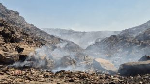 Fire breaks out at municipal dumping ground due to heatwave Congestion due to smoke in Vasai Virar