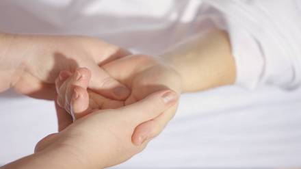 children hand fracture surgery after falling from tree