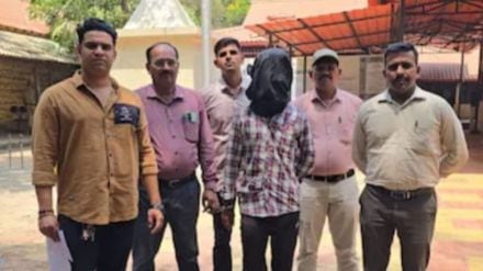 hawker robbed and beat up Nashik passenger in Kalyan railway station area