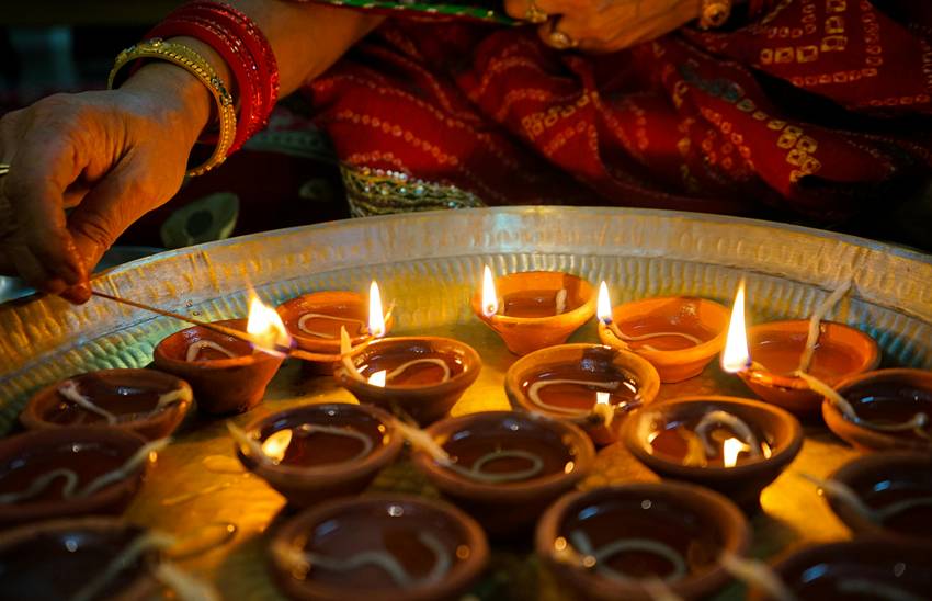 diya lighting in hindu