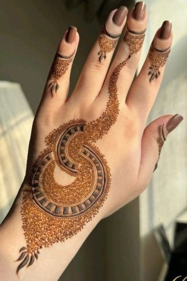 Stylish mehndi for party look
