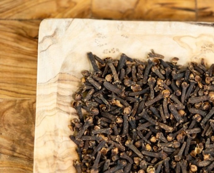Cloves whole or ground on Olivenholz