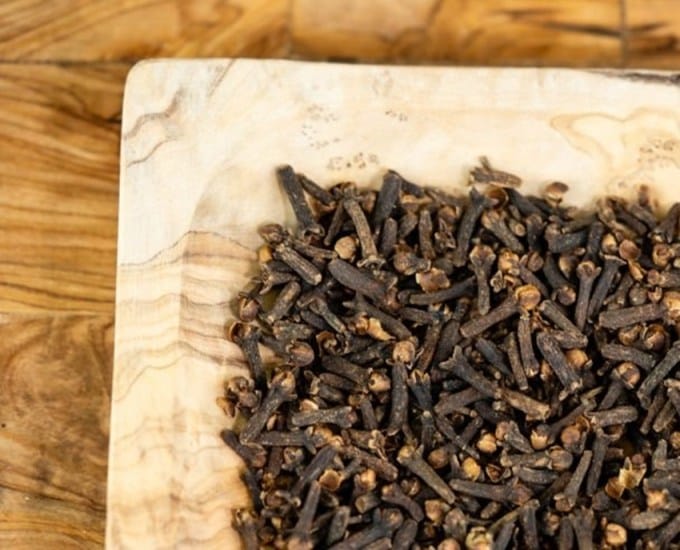 Cloves whole or ground on Olivenholz