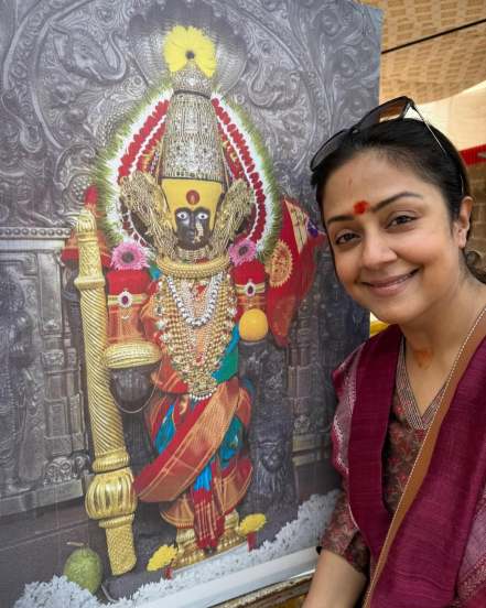 jyothika visits kolhapur mahalaxmi temple
