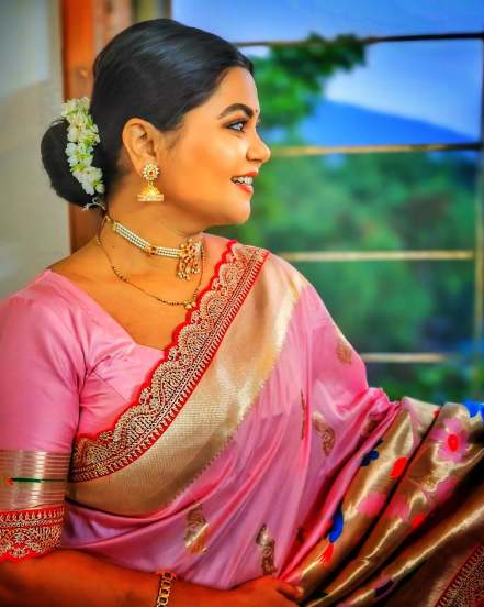 गुलाबी साडीवर तिने केसात गजरा आणि गळ्यात सुंदर असलेला खास लूक केला आहे. (फोटो सौजन्य : इन्स्टाग्राम)