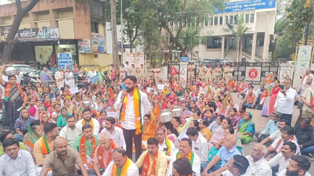 BJP led protest residents of Ward 31 nashik CIDCO various civic issues BJP led protest residents of Ward 31 nashik CIDCO various civic issues