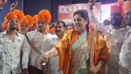 BJP leader MP Navneet Rana held a sword in her hand and shouted strong slogans against Pakistan