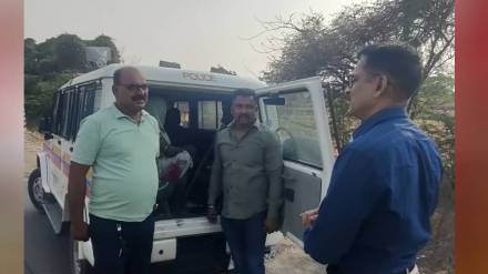 Superintendent of Police Ravindra Singh Pardeshi supported the elderly woman parbhani news