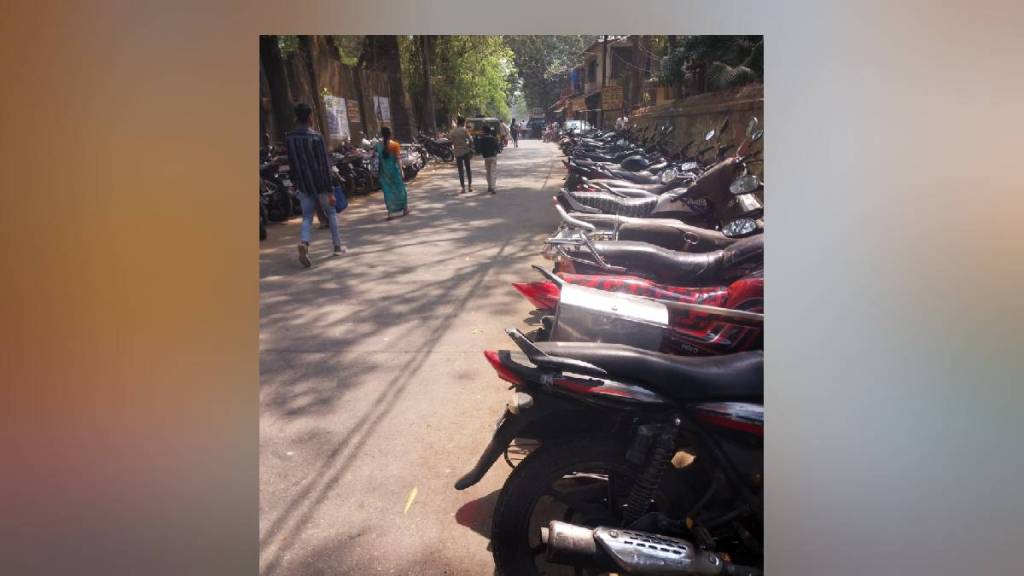 Illegal parking at the entrance of Municipal Corporation Rukminibai Hospital in Kalyan