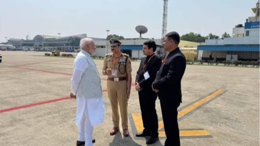 pm modi varanasi airport