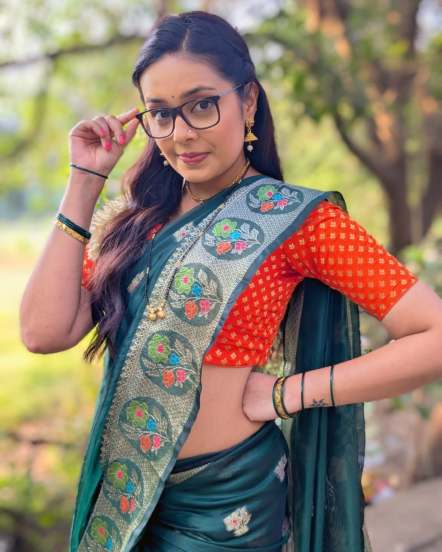 शिवानी सोशल मीडियावर कायमच सक्रीय असते. सोशल मीडियाद्वारे ती तिचे अनेक फोटो शेअर करत असते.