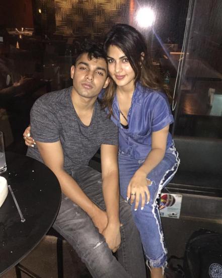 रिया चक्रवर्ती आणि भाऊ शोविक (फोटो सौजन्य : इन्स्टाग्राम)