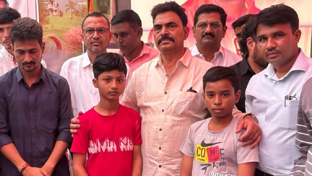 sayaji shinde meet massajog sarpanch santosh deshmukh family sayaji shinde meet massajog sarpanch santosh deshmukh family