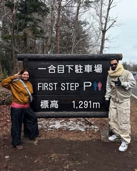 sonalee kulkarni japan trip with mother
