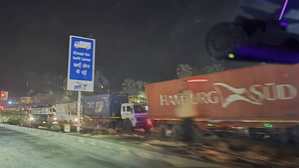 Traffic jam at Bhayandar gate on Mumbai Ahmedabad National Highway