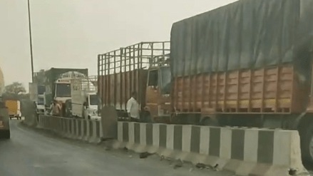 Traffic jam on the national highway and the Chinchoti-Bhiwandi route due to the work at Ghodbunder