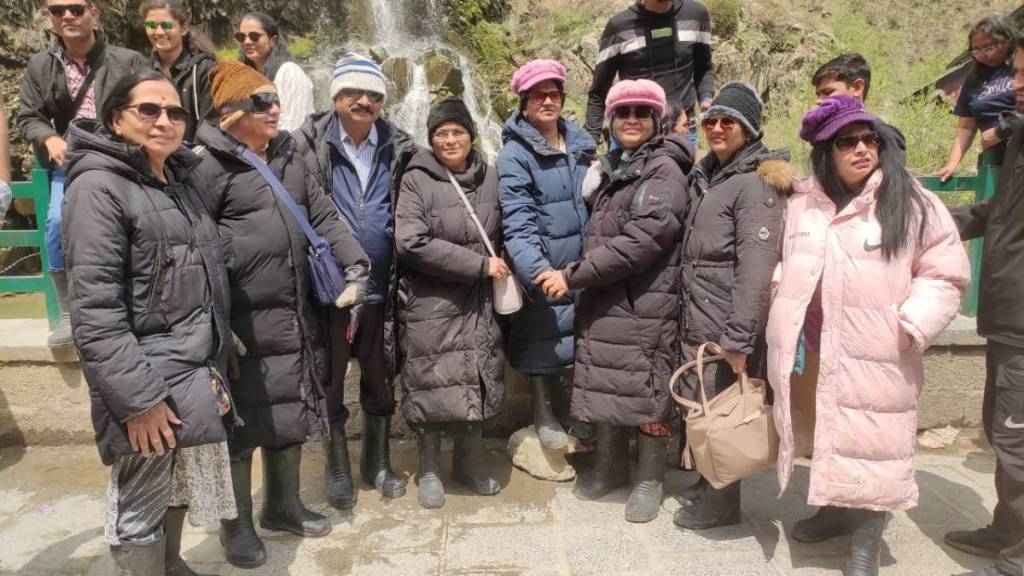 local help for vidarbha tourists in Kashmir news in marathi