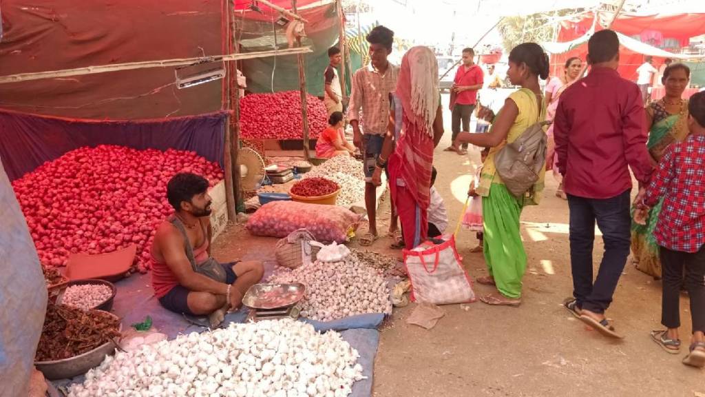The citizens of the district throng the Agoti Shopping Fair which is starting in the last phase of the Mahalakshmi Devi Fair in Dahanu taluka