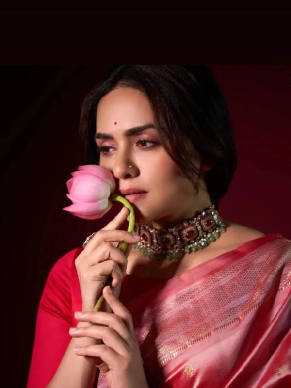 Amruta Khanvilkar Pink Colour Paithani saree look