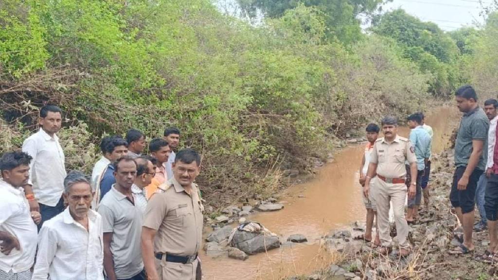 An agricultural laborer returning from the field was swept away in a drain in Khamgaon tehsil of Buldhana district An agricultural laborer returning from the field was swept away in a drain in Khamgaon tehsil of Buldhana district