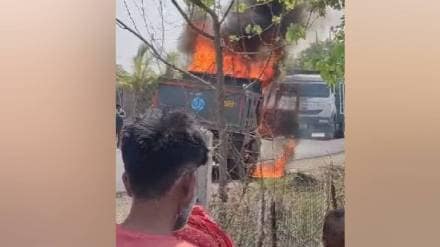 Truck that killed in accident in Buldhana district set on fire
