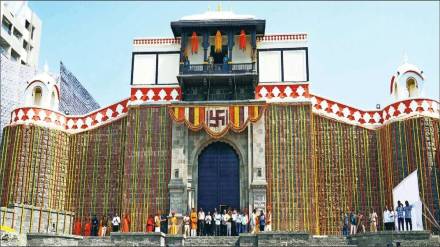 Crowds gather to see the Shiva creation at Ambegaon Budruk