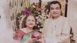 Union Minister Nitin Gadkaris wife Kanchan Gadkari harvested 1 onion of 1 kg in Dhapewada Nagpur