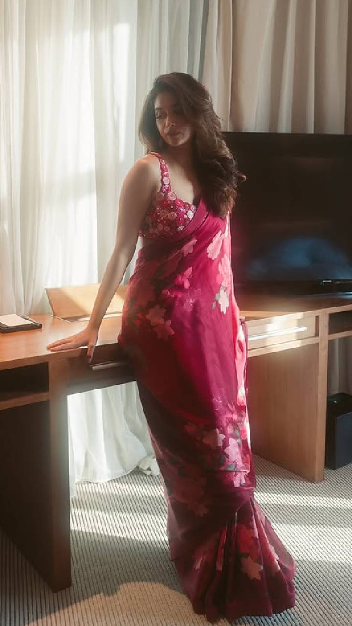 Keerthy Suresh red floral saree hot look
