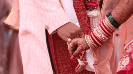 नवरदेवाने सप्तपदी सुरू असताना लग्न मोडल्याचा धक्कादायक प्रकार समोर आला आहे.
