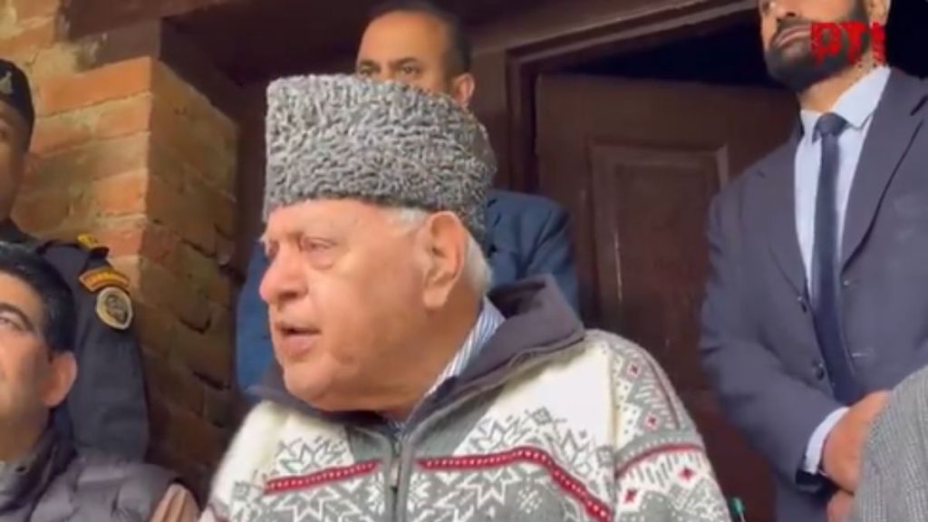Pahalgam Terror Attack Updates : फारुख अब्दुल्ला यांनी घेतली पहलगाम हल्ल्यातील पीडित सय्यद आदिल हुसेन शाह यांच्या कुटुंबियांची भेट