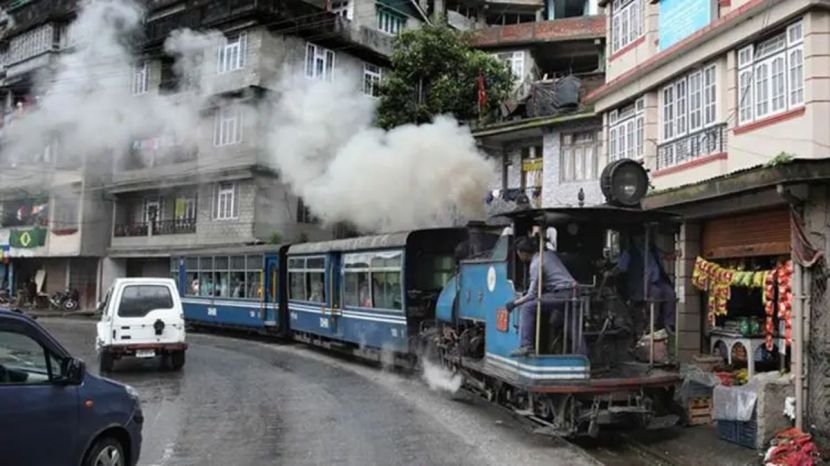 भारतातील प्रमुख राज्यांपैकी एक असलेले पश्चिम बंगाल हे एक अतिशय सुंदर राज्य आहे. येथे भेट देण्यासाठी अनेक आश्चर्यकारक आणि अद्भुत ठिकाणे आहेत. भारतीय अनेकदा उन्हाळ्यात हिल स्टेशन्सना भेट देण्याची योजना आखतात, कारण या काळात त्यांना इथे गेल्याने उष्णतेपासून आराम मिळतोच याबरोबर सुंदर ठिकाणे देखील पाहता येतात. पश्चिम बंगालमध्ये अशी काही ठिकाणे आहेत जी तुम्हाला उष्णतेपासून आराम तर देतीलच, पण एक अद्भुत अनुभूतीही देतील. (Express : Partha Paul)