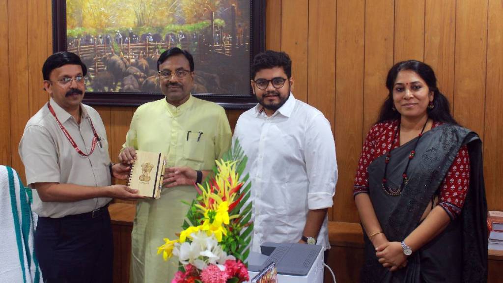 Former state Finance Minister MLA Sudhir Mungantiwar visited Kerala for study of lottery model Former state Finance Minister MLA Sudhir Mungantiwar visited Kerala for study of lottery model