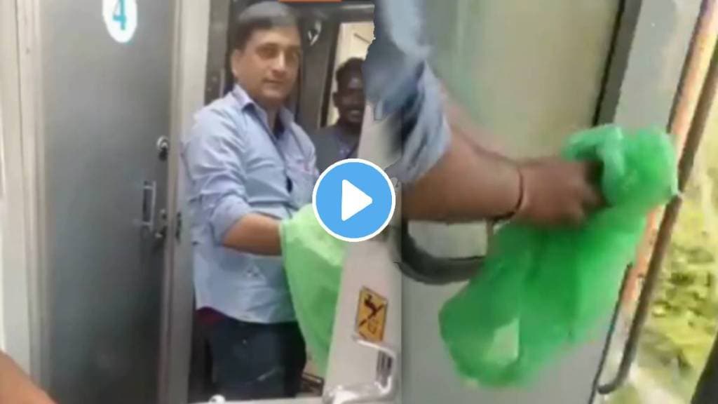 Shocking VIDEO Snake Found In AC Coach Toilet Of Dibrugarh Rajdhani Express Shocking VIDEO Snake Found In AC Coach Toilet Of Dibrugarh Rajdhani Express