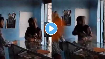 Robbery Caught On Camera: Thief Throws Chilli Powder In Mobile Shop Owner's Eyes, Flees With ₹50,000 Cash In UP's Bijnor video goes viral