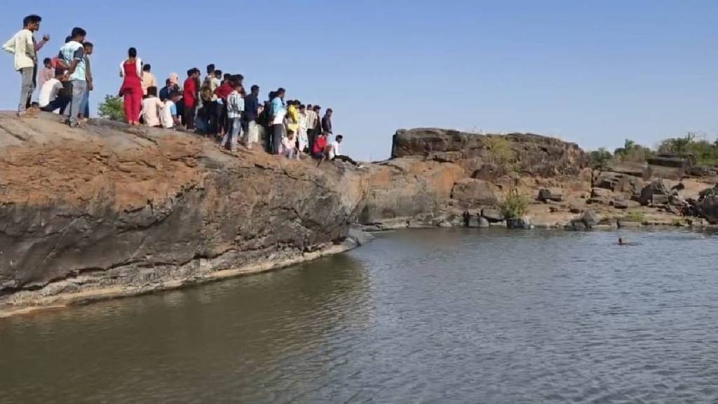 Woman tourist drowned at bhim dam dahanu body found after 18 hour search Friday morning