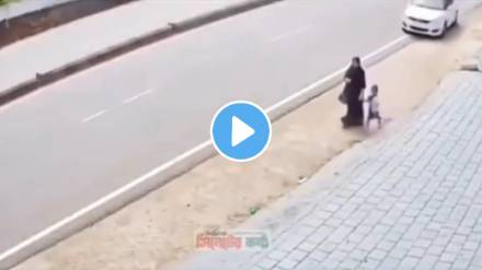 Heartbreaking Video: 4-Year-Old Boy Tries To Wake His Unconscious Mother After Speeding Car Hit Her In Mallapuram video Heartbreaking Video: 4-Year-Old Boy Tries To Wake His Unconscious Mother After Speeding Car Hit Her In Mallapuram video