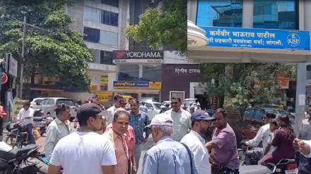 unknown youths snatched bag with 40 tolas gold at busy Karmaveer Chowk on Friday