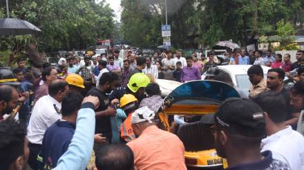 A day after Kalyan tragedy tree falls on rickshaw in thane killed one passenger